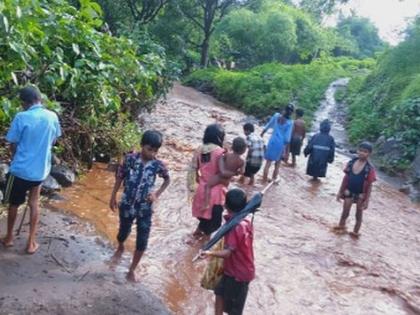 Children from Valamba exercise in the river water to go to Anganwadi | वालंबातील बालकांची अंगणवाडीत जाण्यासाठी नदीतील पाण्यातून कसरत Children from Valamba exercise in the river water to go to Anganwadi | वालंबातील बालकांची अंगणवाडीत जाण्यासाठी नदीतील पाण्यातून कसरत