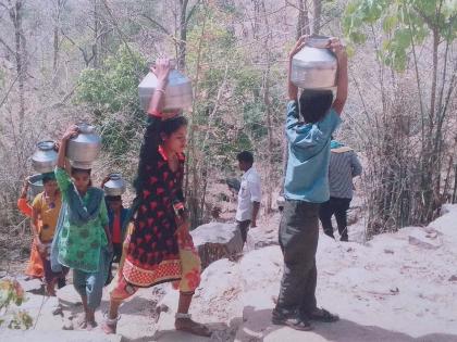 From the posterior areas, write: The water needs to be done by doing this | अतिदुर्गम भागातील द:याखो:यात उतरुन पाण्यासाठी करावी लागतेय कसरत