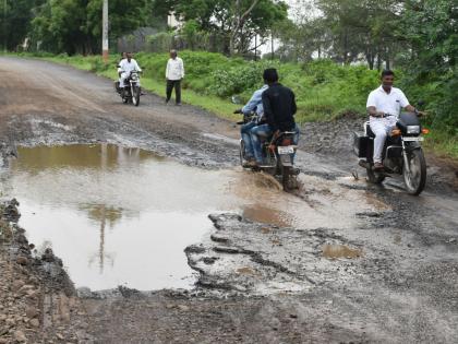 Get rid of the curse of the potholes, potholes. | हे गणराया, खड्डेयुक्त रस्त्यांच्या शापातून मुक्ती दे..