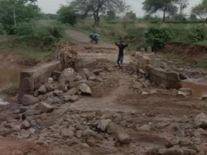 Poor condition of the bridge from Lohare to Tidhare | लोहारे ते तिधारेजवळील पुलाची दुरवस्था