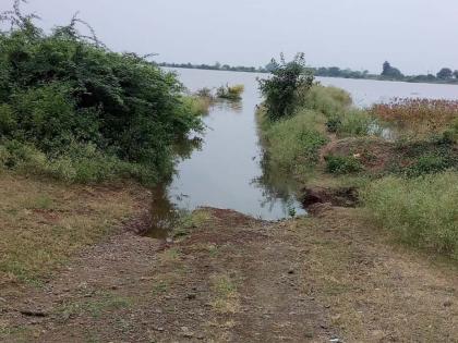 The road disappears due to good dam water | सुसरी धरणाच्या पाण्यामुळे रस्ताच गायब The road disappears due to good dam water | सुसरी धरणाच्या पाण्यामुळे रस्ताच गायब