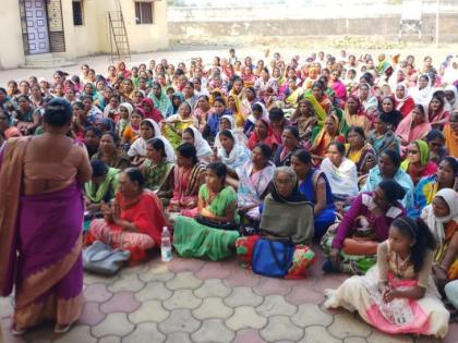 Anganwadi employees deprived of insurance plan | अंगणवाडी कर्मचारी विमा योजनेपासून वंचित Anganwadi employees deprived of insurance plan | अंगणवाडी कर्मचारी विमा योजनेपासून वंचित