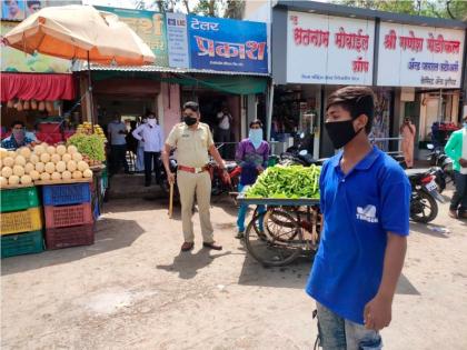 Raver charges 12 vendors | रावेरला १२ विक्रेत्यांवर गुन्हा दाखल