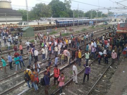 Trains from Bhusaval station for several hours | भुसावळ स्थानकावर अनेक तासांपासून रेल्वेगाड्या खोळंबल्या