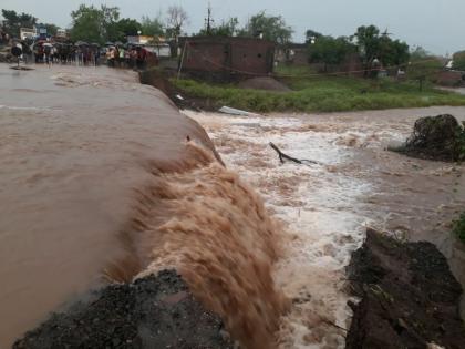 In Jalgaon district, there is heavy rainfall | जळगाव जिल्ह्यात धो धो पाऊस