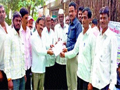 Movement of employees to take action in Dindori | दिंडोरी येथे कर्मचाºयांचे धरणे आंदोलन