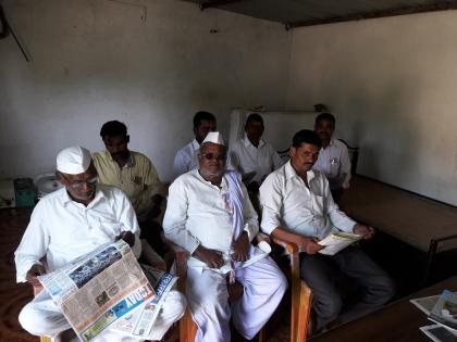 The illiterate person opened the library at Gad Masjusuba | निरक्षर व्यक्तीने स्वखर्चातून उभारले वाचनालय The illiterate person opened the library at Gad Masjusuba | निरक्षर व्यक्तीने स्वखर्चातून उभारले वाचनालय