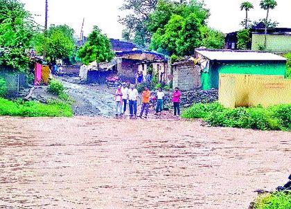 The flood of Kolthi river in the temple | देवळ्यातील कोलथी नदीला पूरजनजीवन