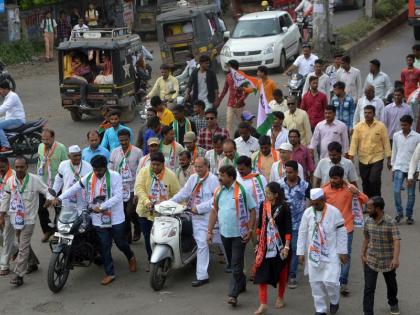 Two wheeler movement against the fuel price hike | भुसावळात इंधन दरवाढीविरोधात राकाँचे दुचाकी ढकल आंदोलन