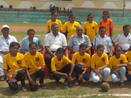 Tamswadi's girls top in district-level shooting volleyball competition | जिल्हास्तरीय शूटिंग व्हॉलीबॉल स्पर्र्धेत तामसवाडीच्या मुली अव्वल