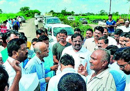 Stop the path of the agitated farmers as water enters the fields | शेतीत पाणी घुसल्याने संतप्त शेतकऱ्यांचा रास्ता रोको