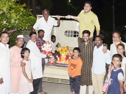 Solapurkar's initiative; The idol made by him, handed over to him by Bappa ... | सोलापूरकरांचा पुढाकार; ज्यानं घडविली मूर्ती, त्याच्याकडेच सोपविले बाप्पा...