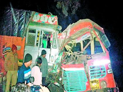  A truck rammed into a truck near Raver | रावेरजवळ बसला ट्रकची जबर धडक