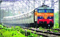 The sudden change in the way of the Pune railway is a mess | पुणे रेल्वेचा मार्ग अचानक बदलल्याने गोंधळ