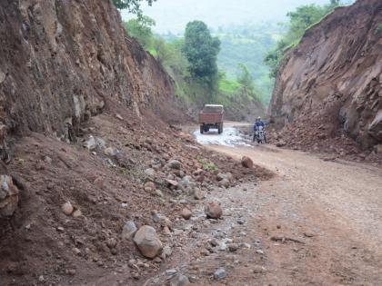 Salher Ghat road becomes the trap of death | साल्हेर घाट रस्ता बनला मृत्यूचा सापळा