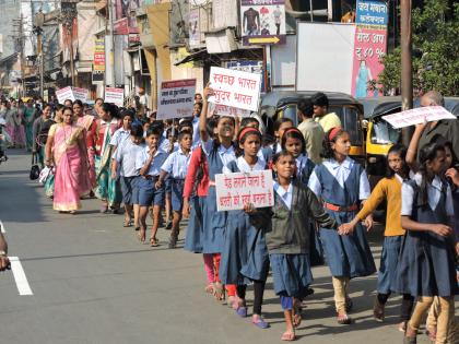 Satara: Students participate in clean, beautiful Satara campaign; | सातारा : स्वच्छ, सुंदर सातारा मोहिमेत विद्यार्थ्यांचा सहभाग, प्रभात फेरीत नगराध्यक्षांसह पदाधिकारीही सहभागी