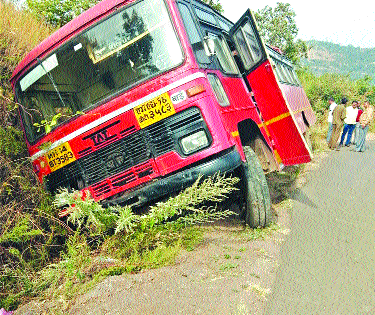 ST directly into the Nala due to stair lock in Mardhardev Ghat | मांढरदेव घाटात स्टेअरिंग लॉक झाल्याने एसटी थेट नाल्यात