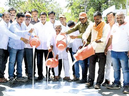 Farmers of Ahmednagar pour milk on the road | अहमदनगरमधील शेतकऱ्यांनी दूध ओतले रस्त्यावर