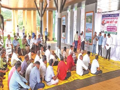 Protest for various services at Sindhudurg railway station | सिंधुदुर्ग रेल्वे स्थानकावर विविध सेवांसाठी आंदोलन; 'बाहेर चकाचक आतून फकाफक’ बॅनरने वेधले लक्ष Protest for various services at Sindhudurg railway station | सिंधुदुर्ग रेल्वे स्थानकावर विविध सेवांसाठी आंदोलन; 'बाहेर चकाचक आतून फकाफक’ बॅनरने वेधले लक्ष