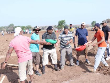 The labor contribution of 3 thousand Jalmitters with celebrity at Vadzere | वडझिरे येथे सेलिब्रेटीसह ३ हजार जलमित्रांचे श्रमदान