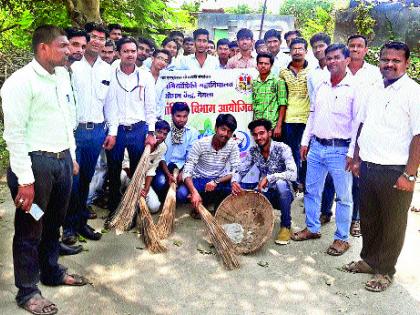 Kottamgaon: Students from the SND Engineering and TechnicNectry sweep the camp to clean the pilgrims | कोटमगाव : एसएनडी अभियांत्रिकी व तंत्रनिकेतनकडून परिसर स्वच्छ यात्रेतील स्वच्छतेसाठी विद्यार्थ्यांनी घेतले हातात झाडू