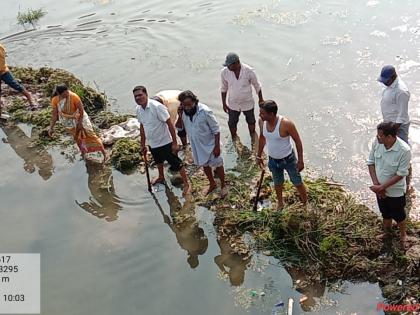 Village steward descended into the water for Nirmal Bangange | निर्मळ बाणगंगेसाठी गाव कारभारी उतरले पाण्यात