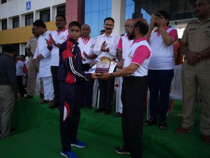 Umtarthan Express winner in Karad Marathon | कराड मॅरेथॉनमध्ये उंबरठाण एक्सप्रेस विजेता