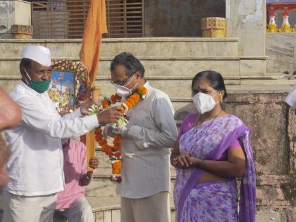 Welcome to the couple who overcame Corona | कोरोनावर मात करून आलेल्या दापंत्याचे स्वागत