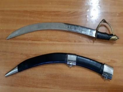 Police arrested two men with swords in the dust | धुळ्यात तलवारीसह दोघांना पोलिसांनी पकडले Police arrested two men with swords in the dust | धुळ्यात तलवारीसह दोघांना पोलिसांनी पकडले