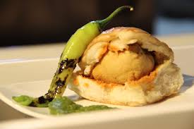 The taste will eat away at his pocket! Vadapav Mahagala: The decision was taken due to the increase in the price of groceries | चवीने खाणार त्याच्या खिशाला झळ बसणार! वडापाव महागला : किराणा मालाच्या दरवाढीमुळे घेतला निर्णय