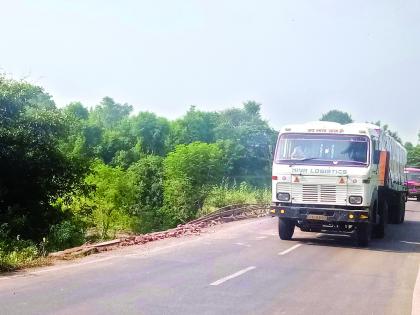 Bridge on the river bridge of death! | वसना नदीवरील पूल मृत्युचा सापळा !