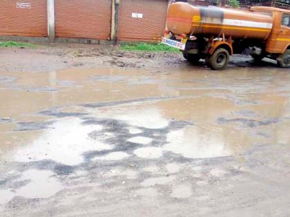 Sidewalk | पाण्यामुळे रस्त्याची झाली चाळणी