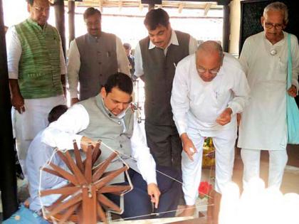 Bapu honored with 42 thousand yarn spinning | ४२ हजार मीटर सूत कताईतून बापूंना आदरांजली