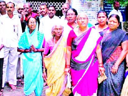 Lay the front of the flood victims in front of Digras tahsil | पूरग्रस्तांचे दिग्रस तहसीलसमोर धरणे