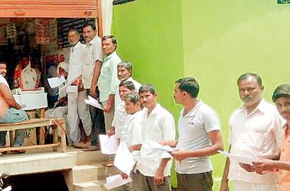 Farmers are aware of the debt waiver application | कर्जमाफीच्या अर्जासाठी शेतकºयांची जागली