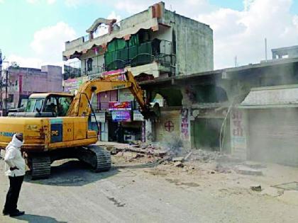 Eventually the encroachment on the Arni road fell | अखेर आर्णी मार्गावरचे अतिक्रमण जमीनदोस्त