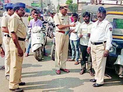 Welcoming the transporters from Ner police station | नेर पोलिसांकडून वाहतुकदारांचे स्वागत