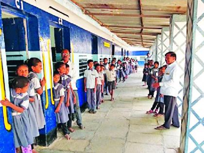 Train made in school in Whitehall | पांढुर्ण्यात शाळेची झाली रेल्वेगाडी