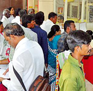 The resentment of farmers in front of banks | बँकांसमोर शेतकºयांचा आक्रोश