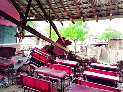 District square of the school collapsed at Ashtona | आष्टोना येथे जिल्हा परिषद शाळेची वर्गखोली कोसळली