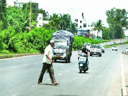 Transport of two-wheeler vehicles from the flyover | उड्डाणपुलावरून दुचाकी वाहनांची वाहतूक सुरूच