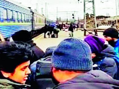 Students stranded in the war in Ukraine | युक्रेनच्या युद्धात अडकलेल्या विद्यार्थ्यांना मायभूमीचे वेध