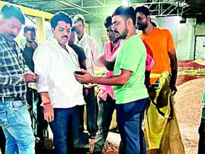 Sheds to merchants, farmers' grain open | व्यापाऱ्यांना शेड, शेतकऱ्यांचे धान्य उघड्यावर Sheds to merchants, farmers' grain open | व्यापाऱ्यांना शेड, शेतकऱ्यांचे धान्य उघड्यावर