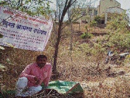 Fasting in front of Thane for the arrest of the accused | आरोपीच्या अटकेसाठी ठाण्यासमोर उपोषण