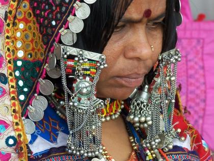 Banjara women's jewelery has not changed even during times | काळाच्या ओघातही बदलली नाहीत बंजारा स्त्रियांची आभूषणे