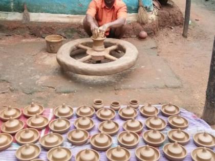 The old method of making toys in tribal areas still persisted in today | आदिवासी भागात मातीची खेळणी बनवण्याची जुनी पद्धत आजही कायम