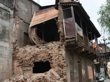 The rain collapses the dilapidated building; The casualties were avoided | पावसाने जीर्ण इमारतील कोसळली ; प्राणहानी टळली 