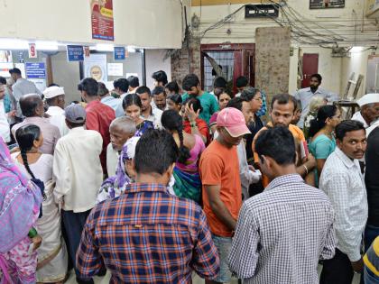 Banks swell with crowds, start operations after three days; Customers queue | बँका गर्दीने फुलल्या, तीन दिवसांनंतर कामकाज सुरू; ग्राहकांच्या रांगा