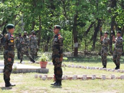 Salute to the accomplishments of the Corona Warriors; The Indian Air Force filled Josh from the band | कोरोना वॉरियर्सच्या कर्तृत्वाला सलाम; इंडियन एअरफोर्सने बॅन्डमधून भरला जोश