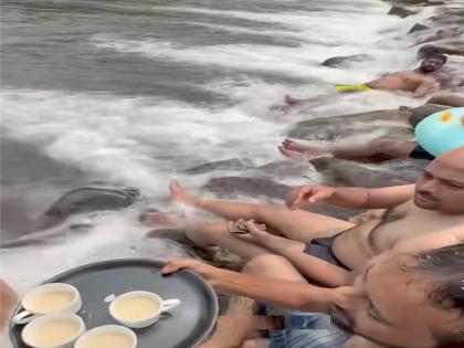 Tourists sitting in the water on the banks of the dam in Kolhapur district are served hot chai bhaji | गरमागरम चहा-भजी मिळतेय थेट पाण्यात, कोल्हापूर जिल्ह्यात धरणाच्या काठावरील पर्यटन जोरात Tourists sitting in the water on the banks of the dam in Kolhapur district are served hot chai bhaji | गरमागरम चहा-भजी मिळतेय थेट पाण्यात, कोल्हापूर जिल्ह्यात धरणाच्या काठावरील पर्यटन जोरात